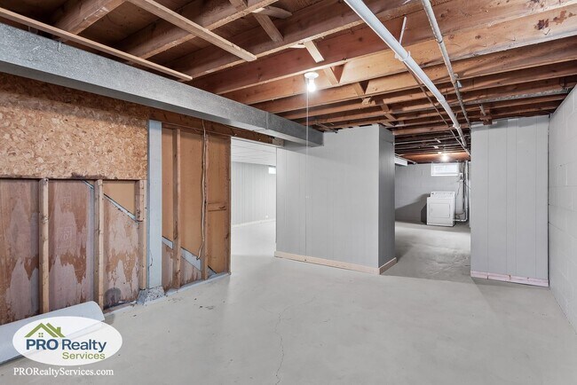 Building Photo - 3 Bedroom House