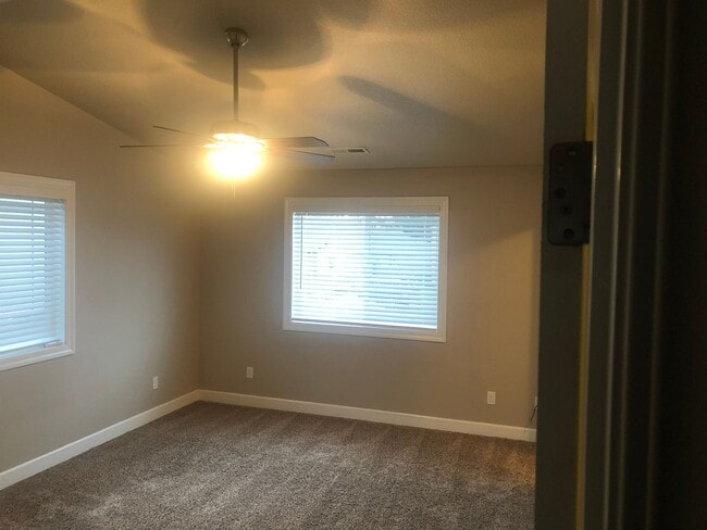 Building Photo - Newer 3 bedrooms 2.5 bathroom townhouse! MOVE IN SPECIAL!