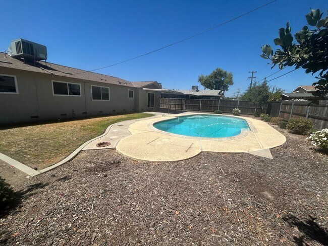 Building Photo - Stay cool in Lemoore in this spacious home...