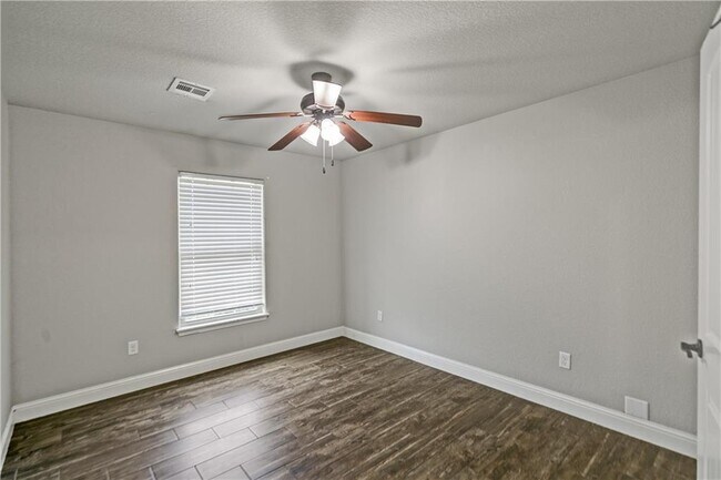 Building Photo - 1100 Ellen Ray Ln