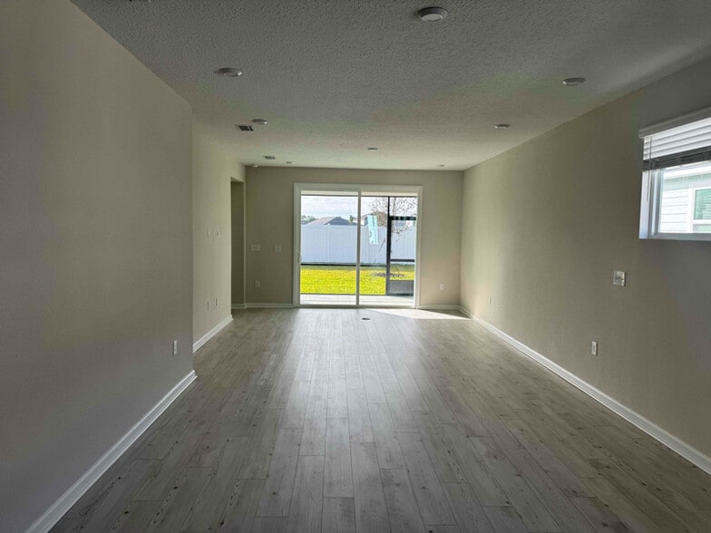 Building Photo - 193 Spruce Hl Pt
