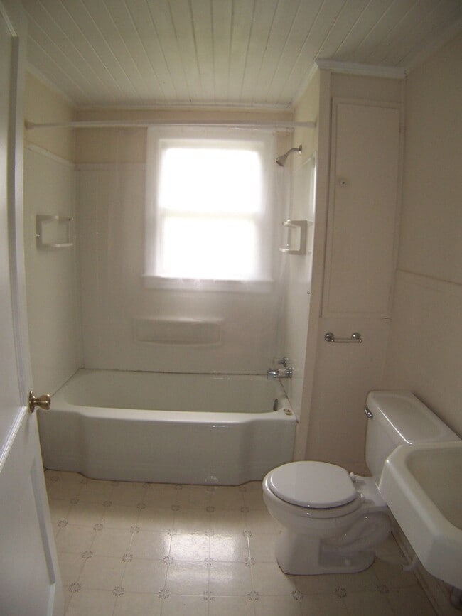 Building Photo - 1 Bedroom off Staley Rd!