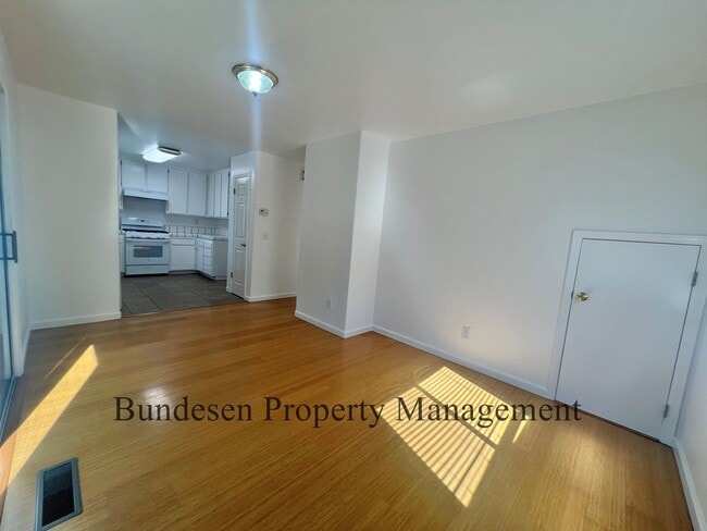 Building Photo - Lovely 3 bedroom duplex - Shown by appoint...