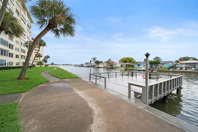 Building Photo - 4725 Cove Cir
