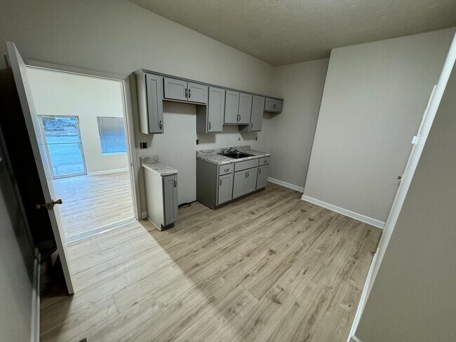 Building Photo - 2725 S 4th St