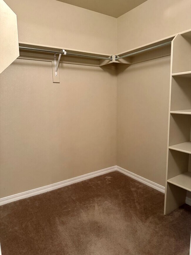 Building Photo - 2 Bedroom townhome in School District 20 w...