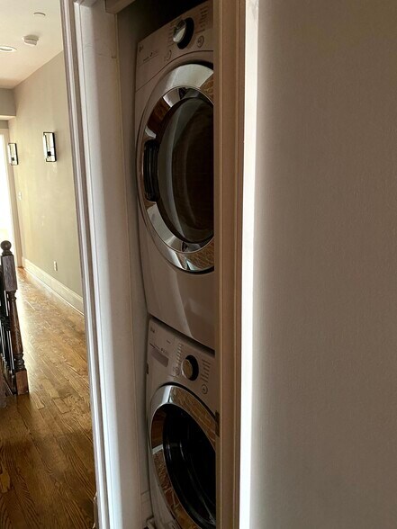 2nd floor washer and dryer - 17 U St NW