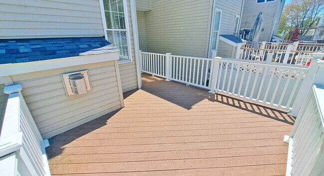 Building Photo - 3 Bed / 2 Full and 2 Half Bath Single Family Townhome