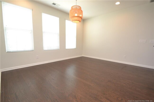 Building Photo - 1405 Luxor Dr