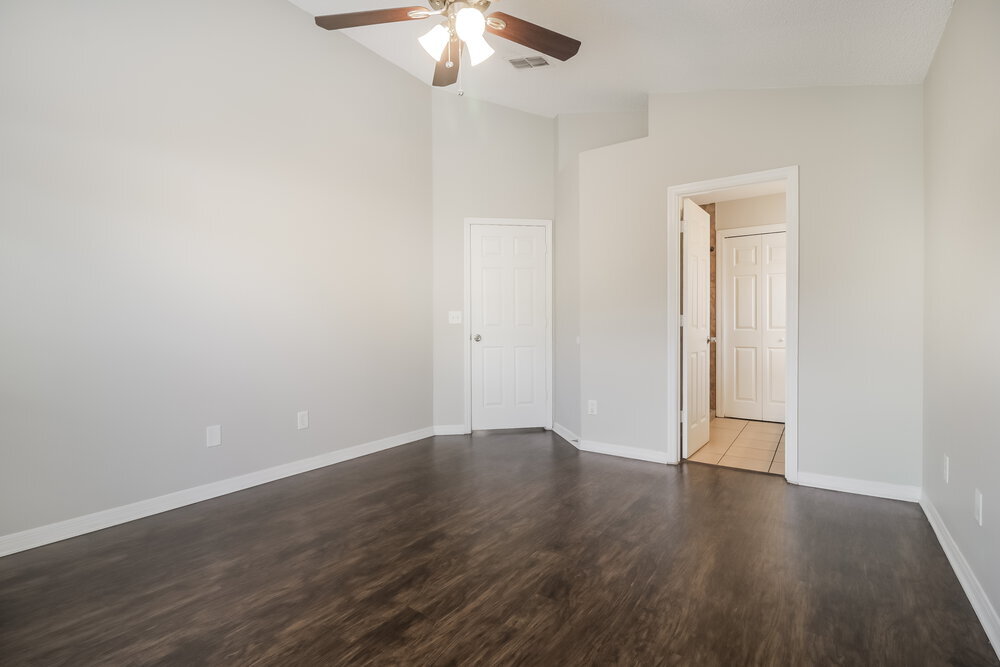 Building Photo - 2630 Delcrest Dr