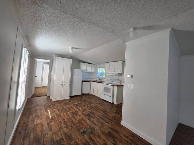 Building Photo - Ready to Move in