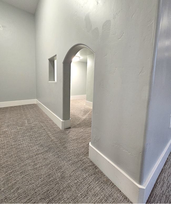 Building Photo - Gorgeous 6 Bedroom, 3 Bathroom Home in Mountain Bend in Ammon - By Real Property Management