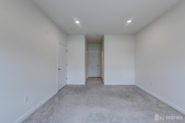 Building Photo - 722 Lorhan Dr