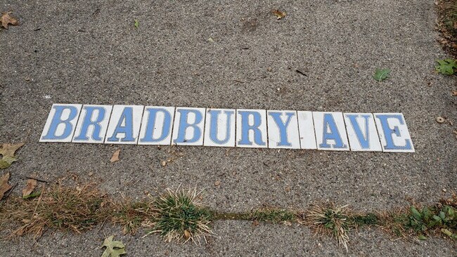 Building Photo - Historic Garfield Park Neighborhood Charmer!