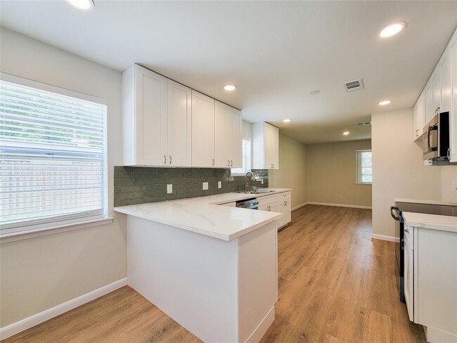 Building Photo - 25911 Maplewood Dr