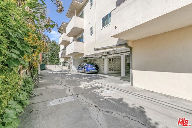 Building Photo - 739 Croft Ave