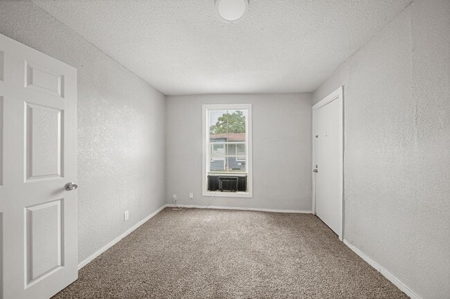 Building Photo - 1723 W 5th St