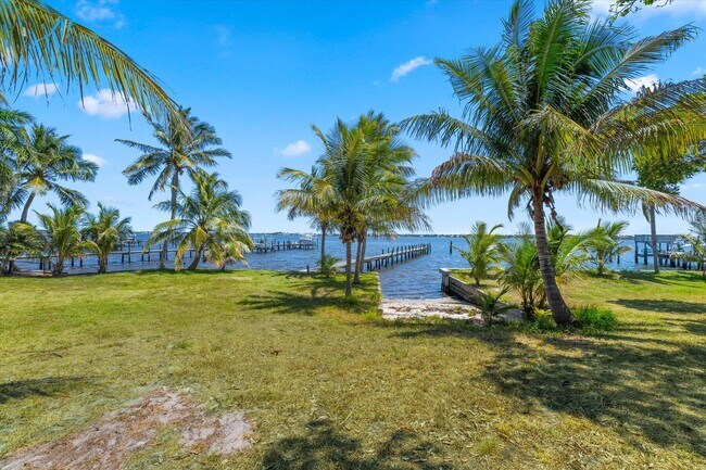 Building Photo - 850 NE Ixora Dr