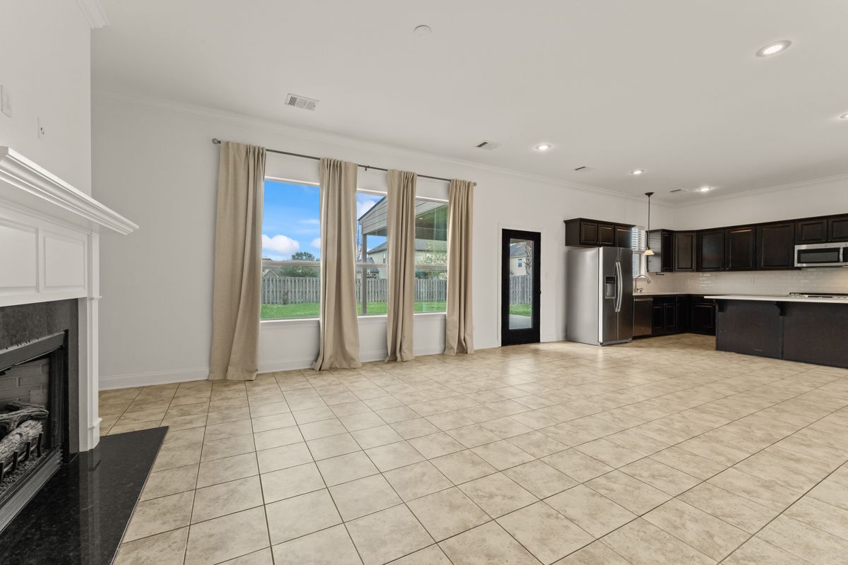 Building Photo - 18642 Lake Harbor Ln