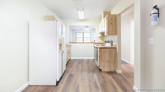 Building Photo - 604 Roselyn Ave