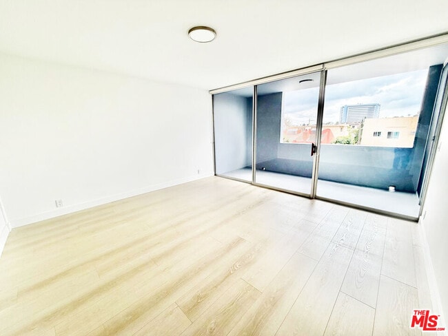 Building Photo - 468 S Roxbury Dr