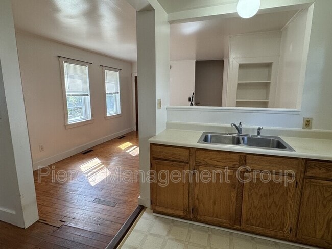 Building Photo - 26 Elm St