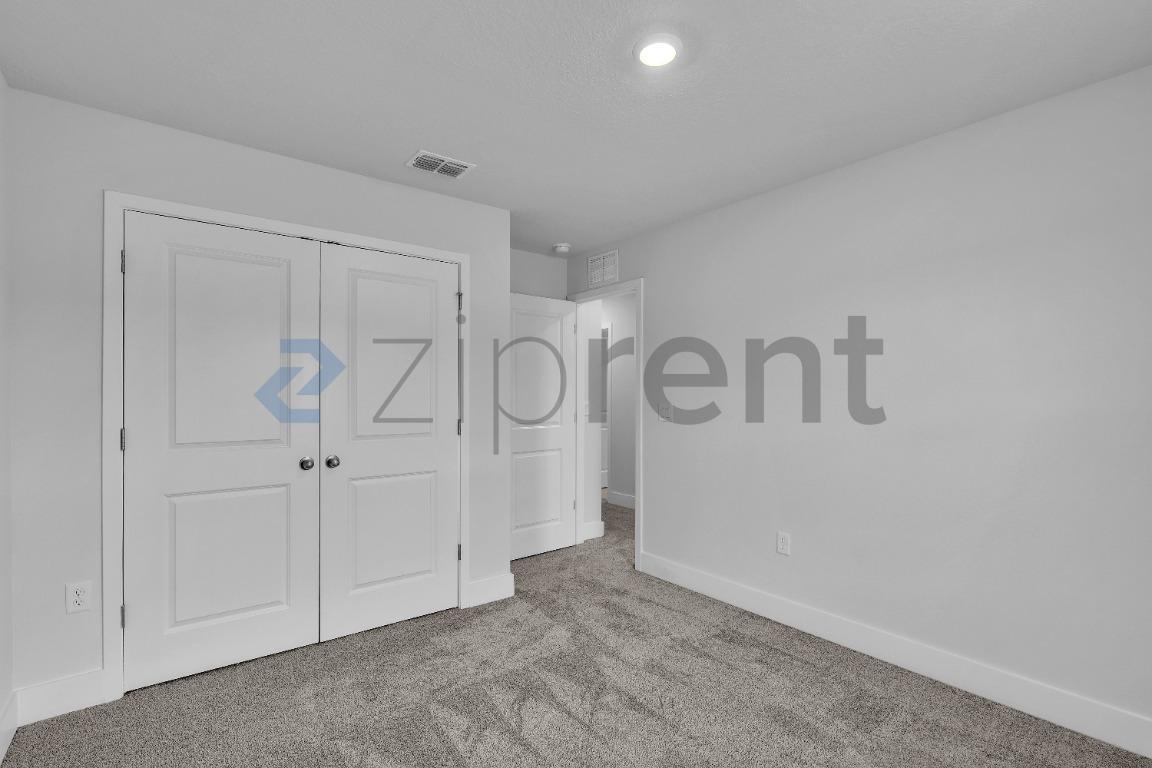 Building Photo - Unit