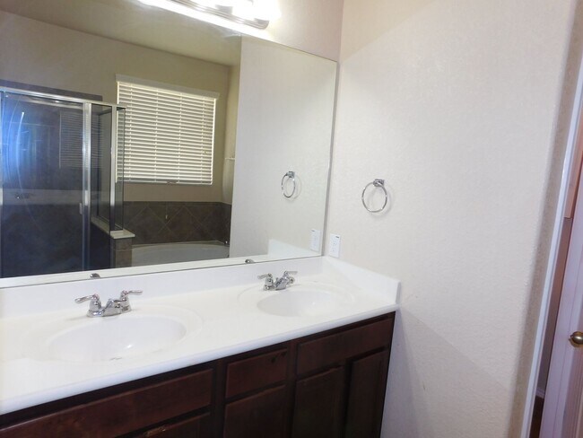 Building Photo - Beautiful 4 bed 2.5 bath located in Cibolo...