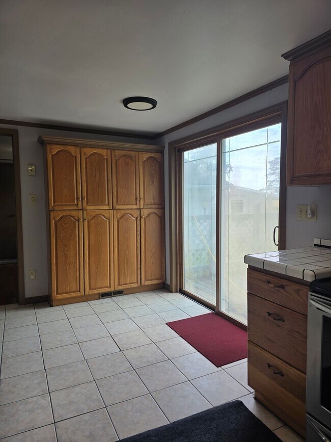 Building Photo - Beautiful, Quiet Country Home