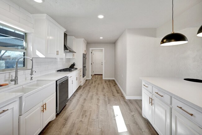 Building Photo - 715 Shell Ave