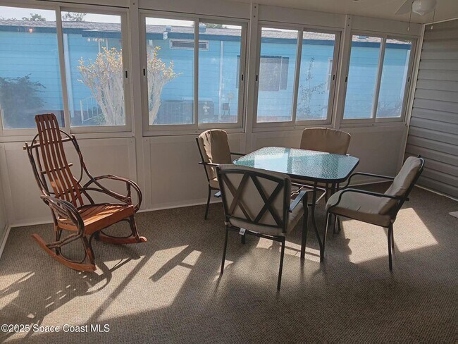 Building Photo - 621 Hyacinth Cir