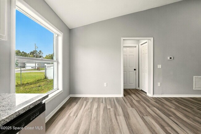 Building Photo - 460 Martigues Dr