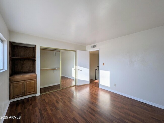 Building Photo - 2233 W Farmdale Ave