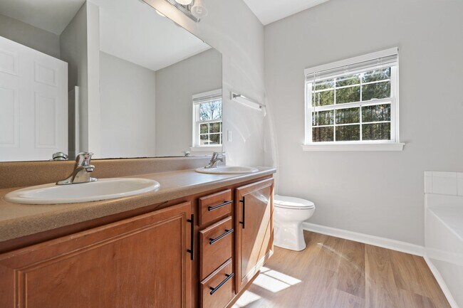 Building Photo - Renovated Split-Level Home in Hope Valley Farms