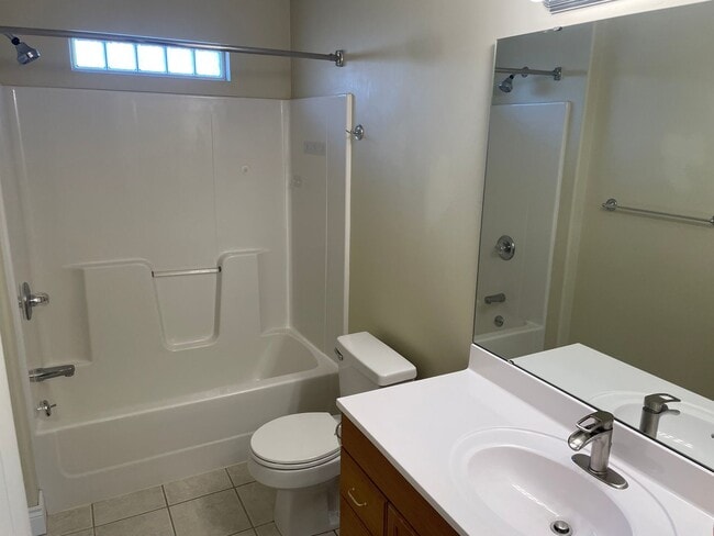 Building Photo - Beautiful 4 bedroom, 3 1/2 bath.