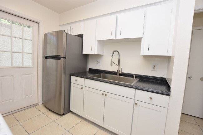 Building Photo - 3/2 Half Duplex in N. Lakeland!