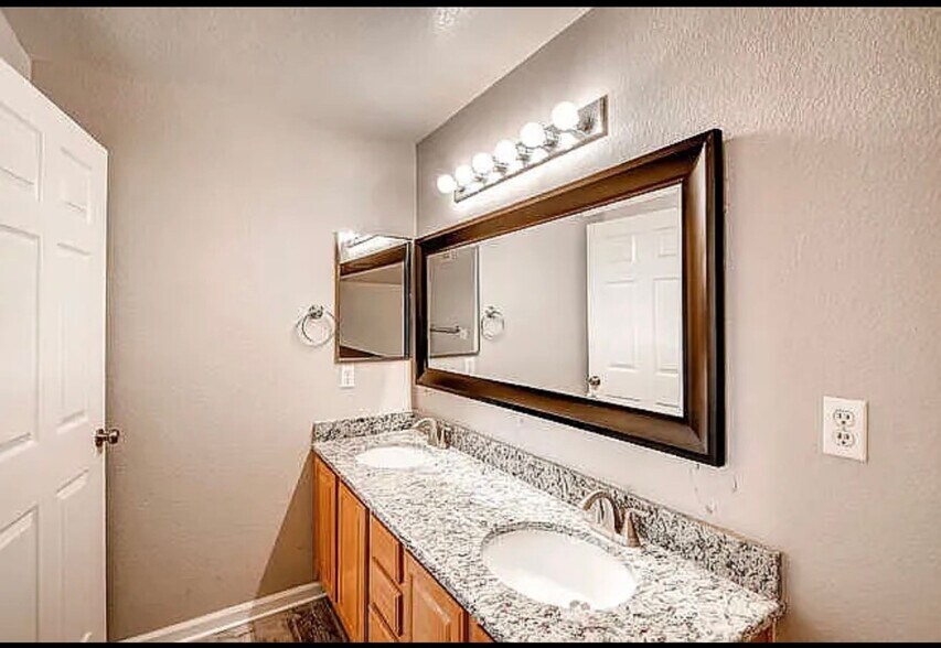 Building Photo - 4875 S Balsam Way