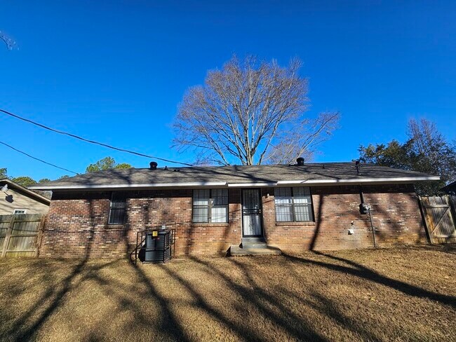 Building Photo - 10811 Chateau Dr