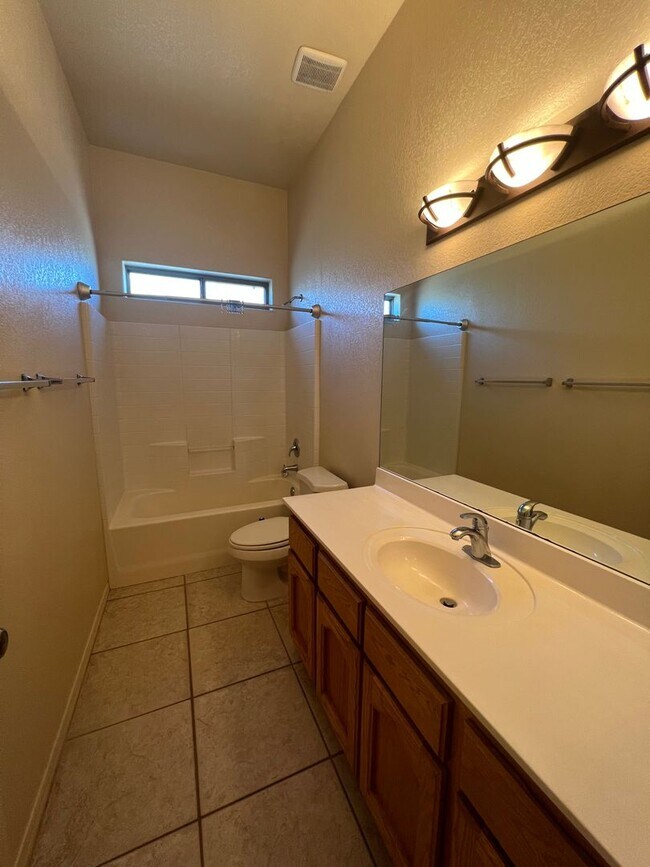 Building Photo - 4 BED POOL HOME!