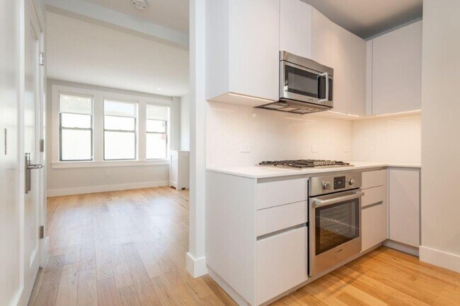 Building Photo - Modern features apartment in Brighton