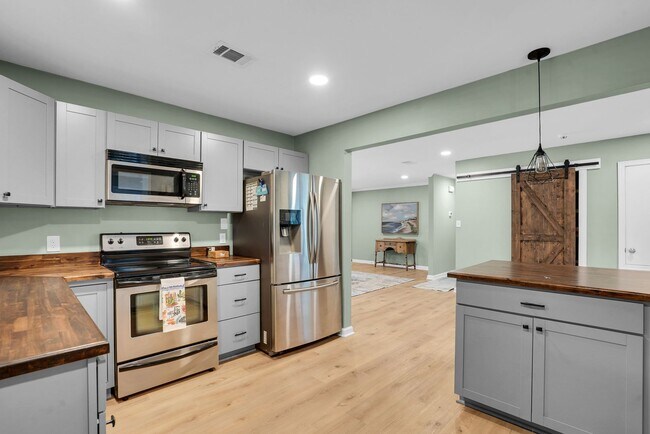 Building Photo - Fully Furnished Home in the Heart of Southside Savannah!