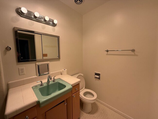 Building Photo - Large Ranch-Style Home in Vista