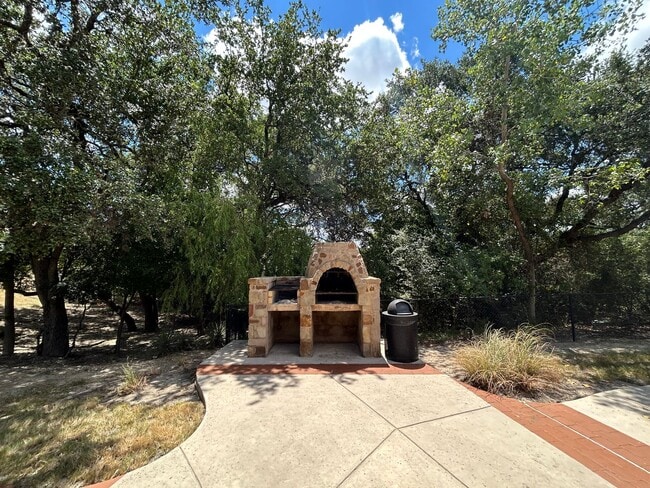 Building Photo - *COMING SOON* AMAZING 3 Bedroom  2 Bath Home w/ Office Room Near Alamo Ranch!