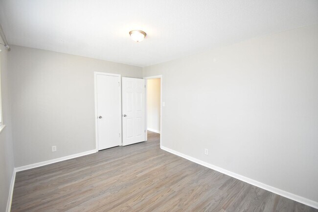Building Photo - 4 Bedroom and 2 Bath Home- Updated (Pets N...