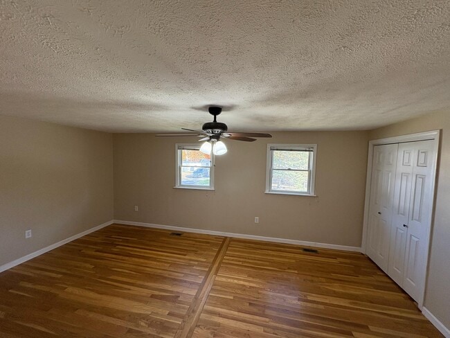 Building Photo - 15 Kingston Dr