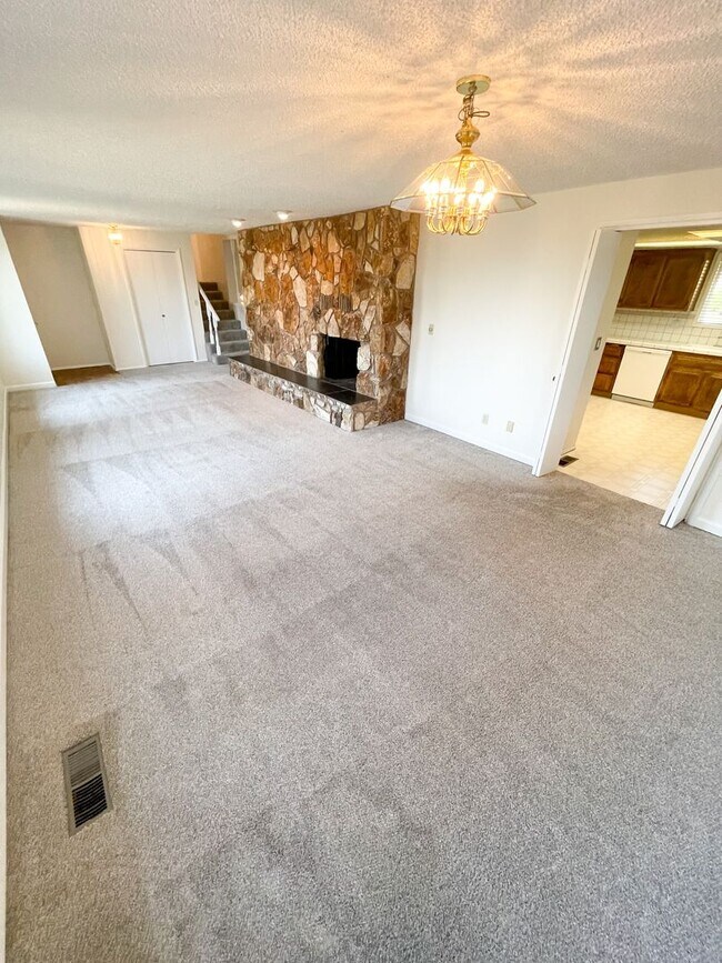Building Photo - 3 Bedroom, 2 bath Spacious home in Moyina ...
