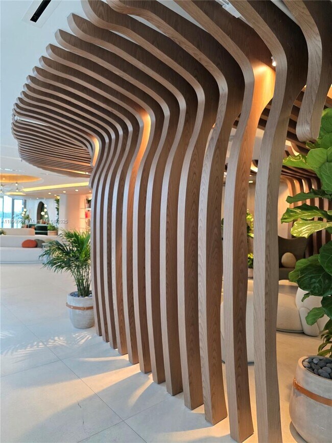 Building Photo - 700 NE 24th St