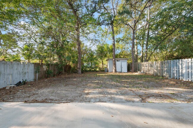 Building Photo - 836 SW 13th Ct