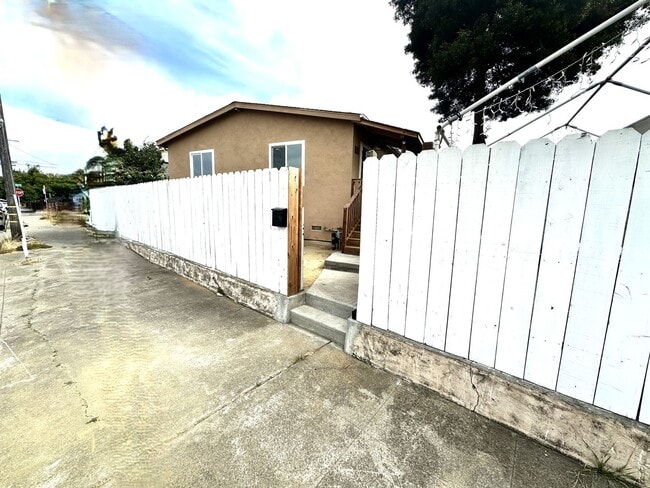Building Photo - Charming, Humble Yet Inviting 2 Beds 1 Bat...