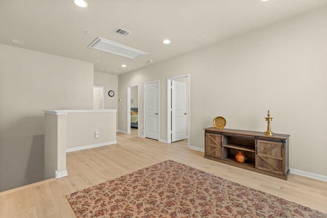Building Photo - 2880 Donnell Dr